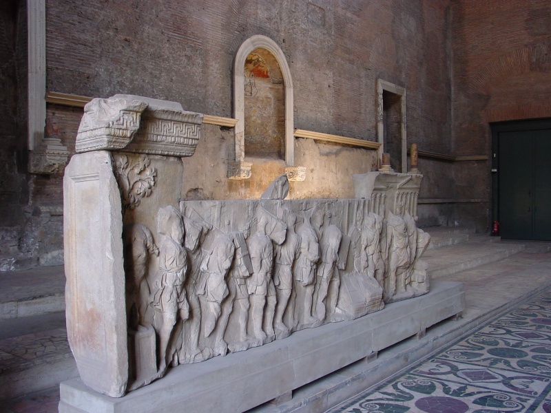 Forum Romanum - Reliefboegen in Curia.JPG -                                